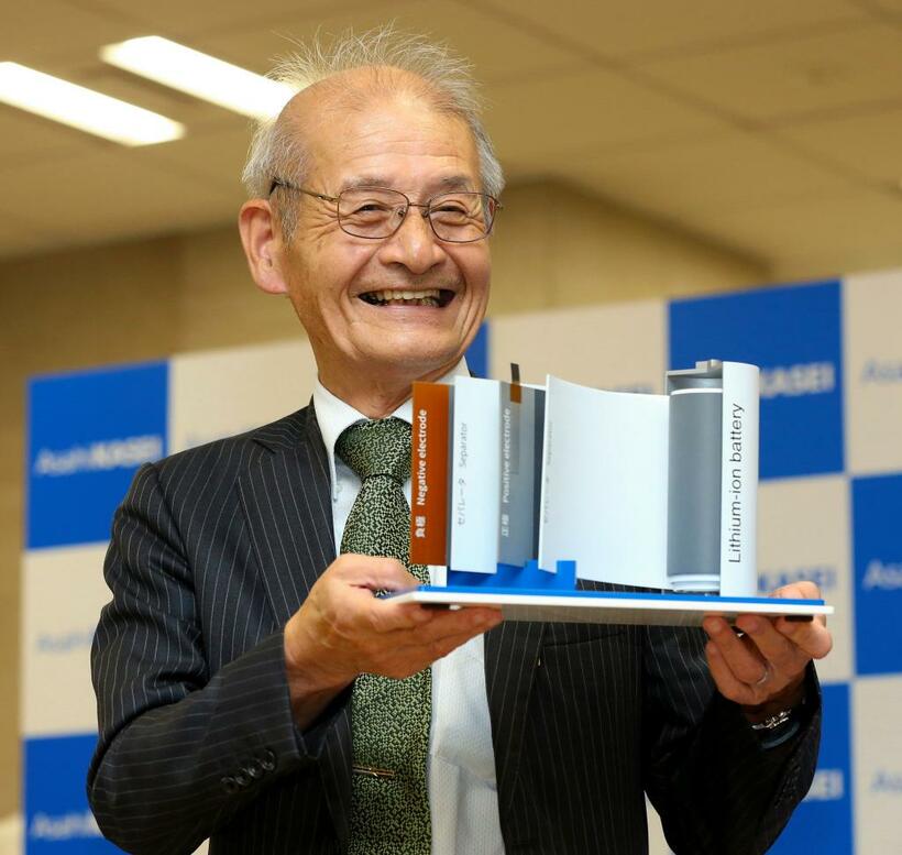 リチウムイオン電池の模型を手に満面の笑みを浮かべる吉野彰さん（７１）。１９７０年京都大学工学部卒業後、７２年に旭化成工業（現・旭化成）に入社。２０１７年旭化成名誉フェローに就任。日本酒好きとして知られる（ｃ）朝日新聞社
