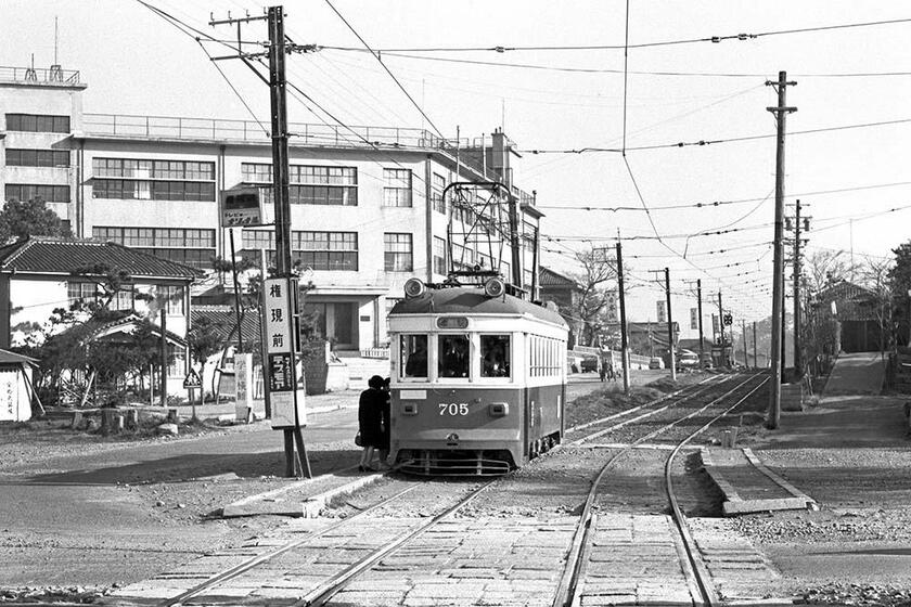 専用軌道の権現前停留所で乗車扱い中の市駅行き700型。三重交通神都線から譲渡された電車で、神都線時代は伊勢神宮への参拝客を運んでいた。（撮影／諸河久）