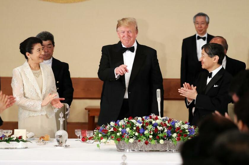 5月27日、宮中晩餐会で乾杯を終え、笑顔を見せる天皇、皇后両陛下とトランプ米大統領。皇居・宮殿「豊明殿」で（代表撮影）