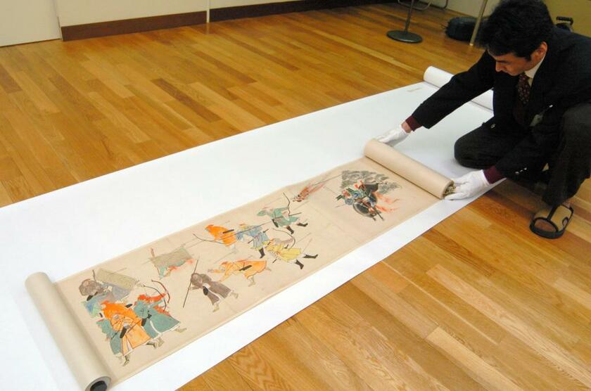 写真は２００６年に公開された「蒙古襲来絵詞（模本）」。前原市井原の伊都国歴史博物館にて（ｃ）朝日新聞社