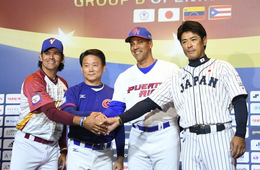 プレミア12の記者会見に臨む日本の稲葉監督(右端)らB組の監督たち=11月4日、台湾 (c)朝日新聞社