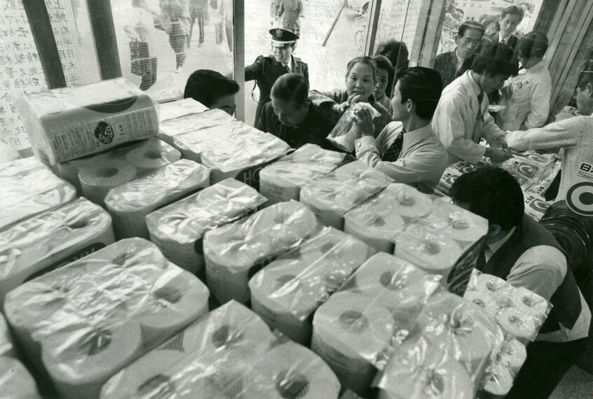 1973年の第4次中東戦争の影響で、日本ではガソリンが急騰し、「オイルショック」に。トイレットペーパーの買いだめなど社会が混乱した