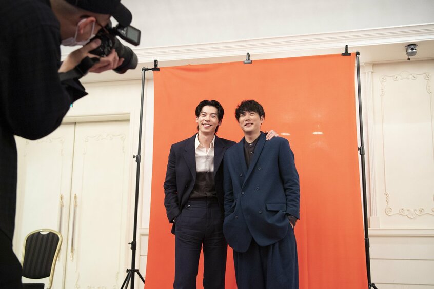 「青春18×2　君へと続く道」でジミーを演じたシュー・グァンハン（33）と、ウェブメディア「シネマカフェ」の取材に応じる。グァンハンは藤井を「日本のお兄さんでもあり、大の親友」と語る。藤井の「人間力」は万国共通のようだ（撮影／高野楓菜）