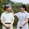 〈休日の皇室〉愛子さまのワンピは、「凛としてロマンティック」 プロもため息の着こなしは、天皇陛下と「おそろいコーデ」でほっこり