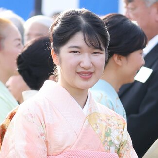 2ページ目)愛子さまが明治神宮に参拝 ご愛用の「11粒の真珠のブローチ」と清廉な白のドレスで捧げた祈り | AERA dot. (アエラドット)