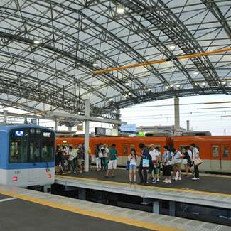 阪神・甲子園駅で流れる大会期間限定の列車接近音って? 向谷実が明かす秘話