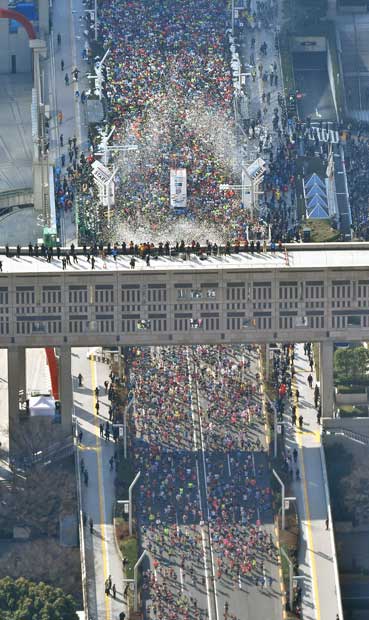 ２０１６年の東京マラソン。ブームの高まりで年々参加希望者が増えている　（ｃ）朝日新聞社