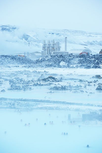 ブルーラグーンの約３００メートル先にそびえるスバルツエンギ地熱発電所（約７５メガワット）。周辺のアルミ工場などに電気を供給する（撮影／写真部・東川哲也）