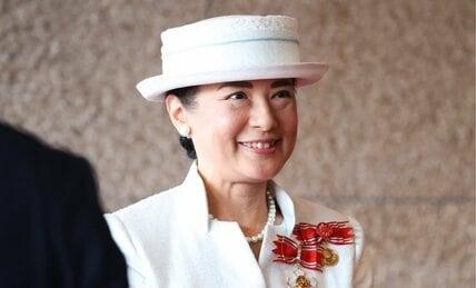 雅子さま　堂々たる紅の「皇后旗」をはためかせた瞬間　金糸の「菊」は30万円【ナイチンゲール記章授与式】