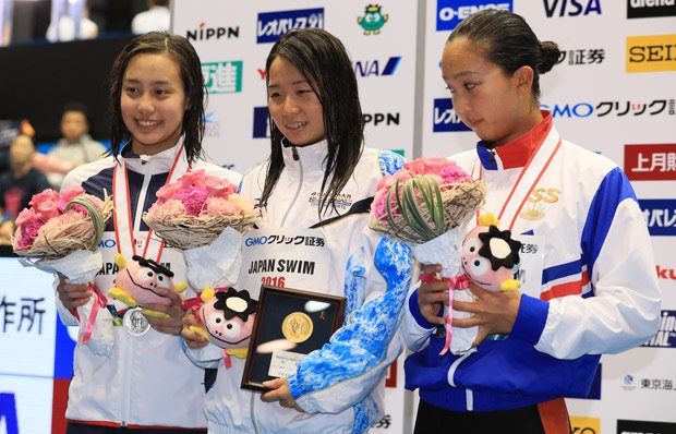 女子200メートル個人メドレーで五輪出場を決め、表彰台で笑顔の優勝した寺村美穂（中央）と2位の今井月（左）。右は3位の渡部香生子(c)朝日新聞社