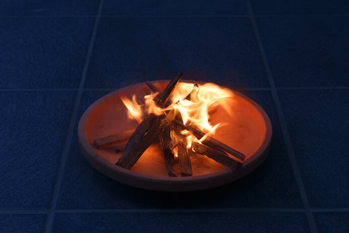 小さな焙烙皿で燃える火は、人類が大切にしてきた「見えないもの」との絆です