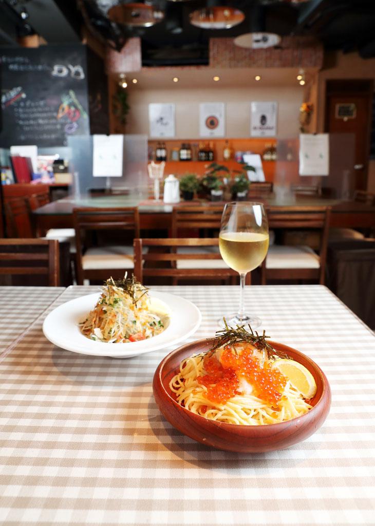 「たらこと漬けいくら、おろし大根のスパゲッティ」（１５７０円）はバター風味のたらこが絡む麺に漬けいくらをあわせた日+E1445:H1446が好む味。キノコや釜揚げしらすを使った、たらこスパゲッティも提供。左は「帆立貝柱とじゃこの大根サラダ」（１１００円）。税別　（撮影／写真部・加藤夏子）