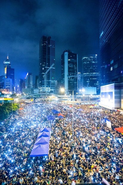 香港中心部の幹線道路を占拠した民主派の学生らによる数万人規模の集会（撮影／朝日新聞社・時津剛）　（ｃ）朝日新聞社　＠＠写禁