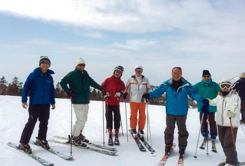 一橋大学独自のゼミナール制度のもと、石ゼミの教え子たちと志賀高原でスキーを楽しむ。がん発覚の３カ月前、２０１６年３月に撮影