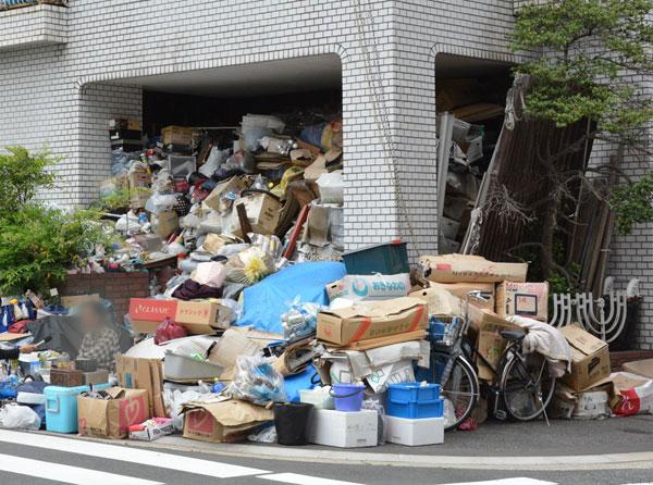 行政による強制執行がなされた名古屋市内の“ごみ屋敷”（ｃ）朝日新聞社