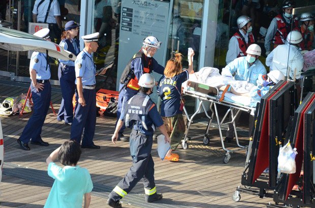 イベント会場から緊急搬送される熱中症患者（本文とは関係ありません）（c）朝日新聞社