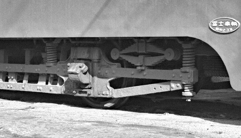 エンドスプリングのリーフバネと軸箱守に特徴が伺える謎のヘルマン台車。車輪直径は762mm。57年後にペックハム8B型台車だった事実が判明する。高松検車区（撮影／諸河久）