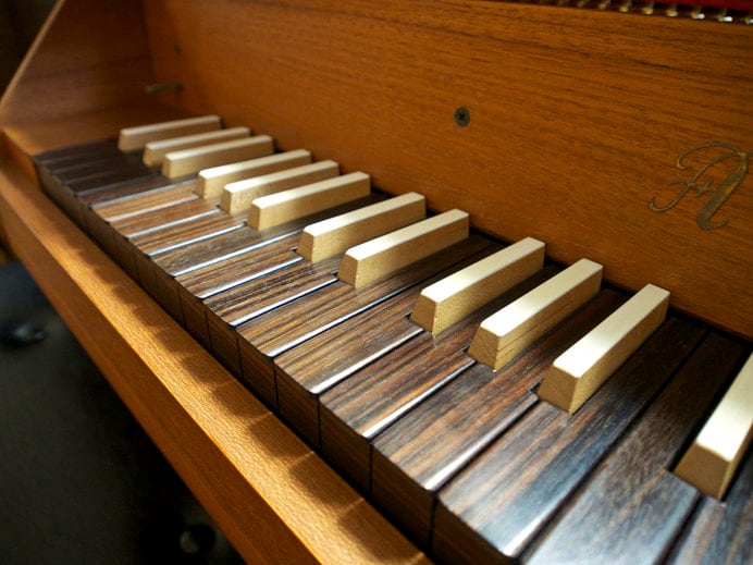 ピアノと異なり、鍵盤と内部機構が連動して弦を弾く構造になっているチェンバロ