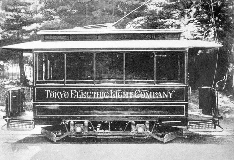 「スプレーグ式電車」は1890年の第3回内国勧業博覧会に出展された。「Tokyo Electric Light Company（東京電燈会社）」のエンブレムが腰羽目に大きく描かれていた。（所蔵／諸河久）