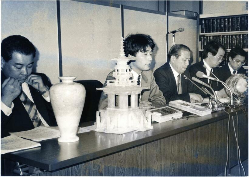 1987年、霊感商法で売られた多宝塔や壺を前に会見する「霊感商法被害救済担当弁護士連絡会」のメンバー