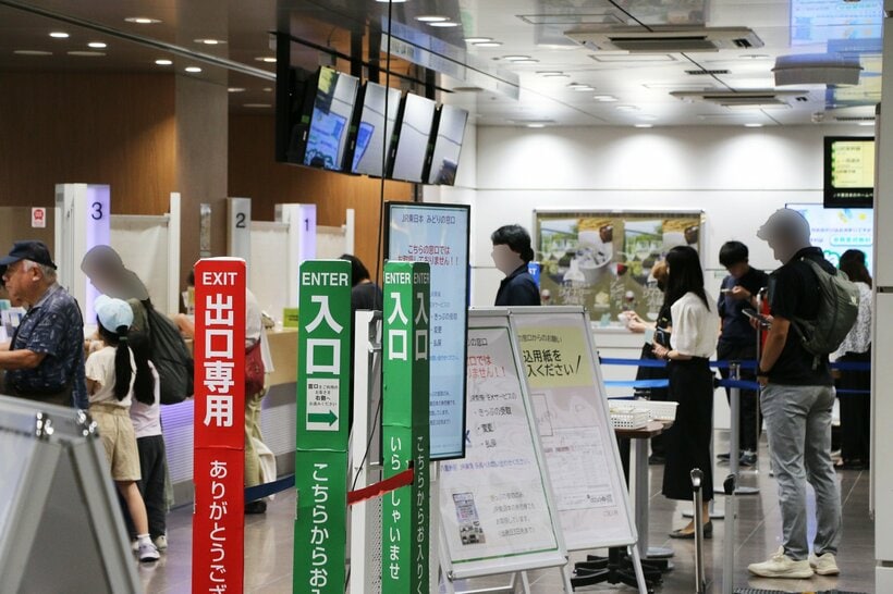 JR東京駅のみどりの窓口に並ぶ人＝米倉昭仁撮影