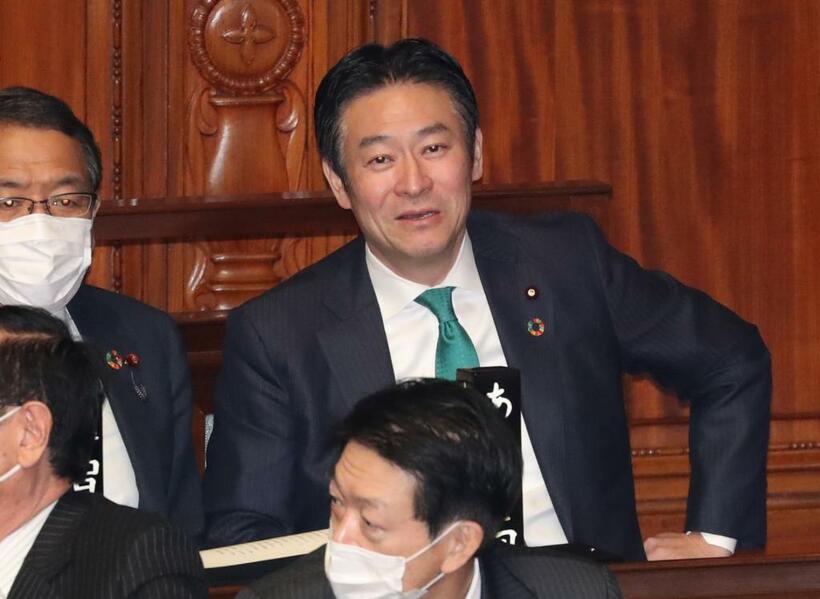 保釈され、衆院本会議に出席した秋元司被告