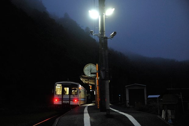 朝もやの口羽駅に停車する三江線