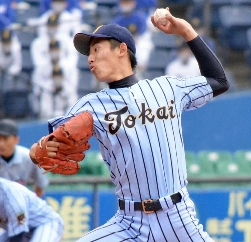 優勝した東海大相模のエース石田隼都　（ｃ）朝日新聞社