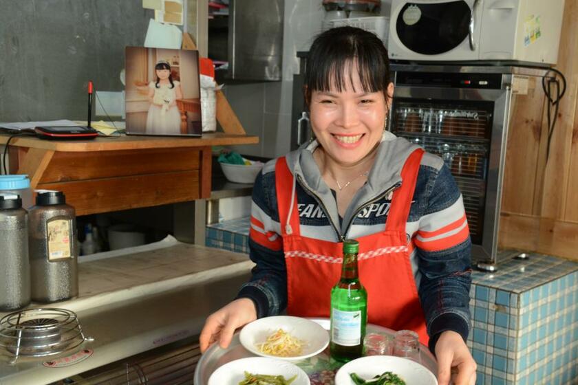 韓国の地域の食堂を切り盛りするベトナム人女性（吉田美智子撮影　朝日新聞社）