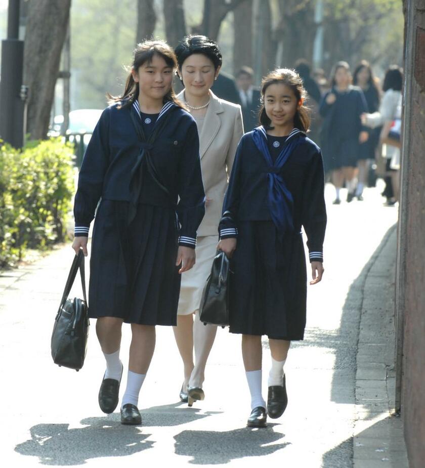 眞子さま、佳子さまの高校、中学入学式に付き添う＝２００７年（代表撮影）　（ｃ）朝日新聞社