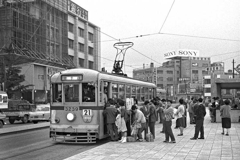 初夏の夕刻、21系統の都電で家路に着く人々。上野駅前には乗降客のための広い安全地帯が設置されていた（撮影／諸河久：1963年5月19日）