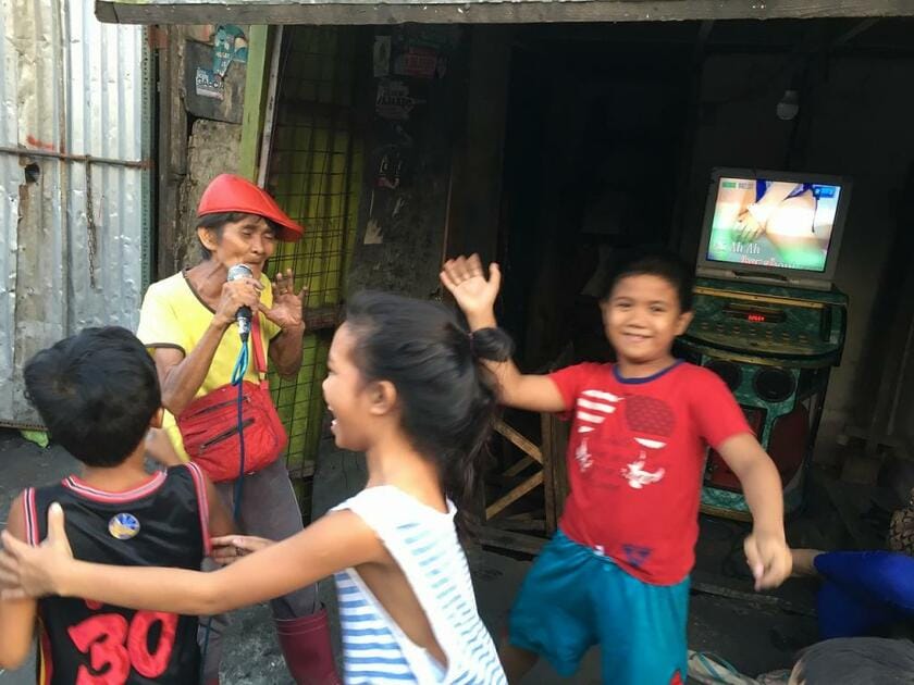 フィリピンの首都・マニラのスラム街「トンド」で遭遇した路上カラオケで盛り上がる住人の老若男女（２０１９年撮影）