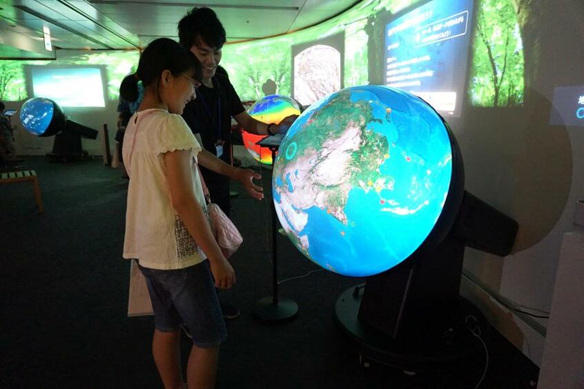 「触れる地球」は、後継機の「SPHERE」がリリースされている。タブレット版も新たにできた。7月には東京・丸の内のMCフォレストにショールームもオープン(写真/竹村眞一教授・SPHERE提供)
