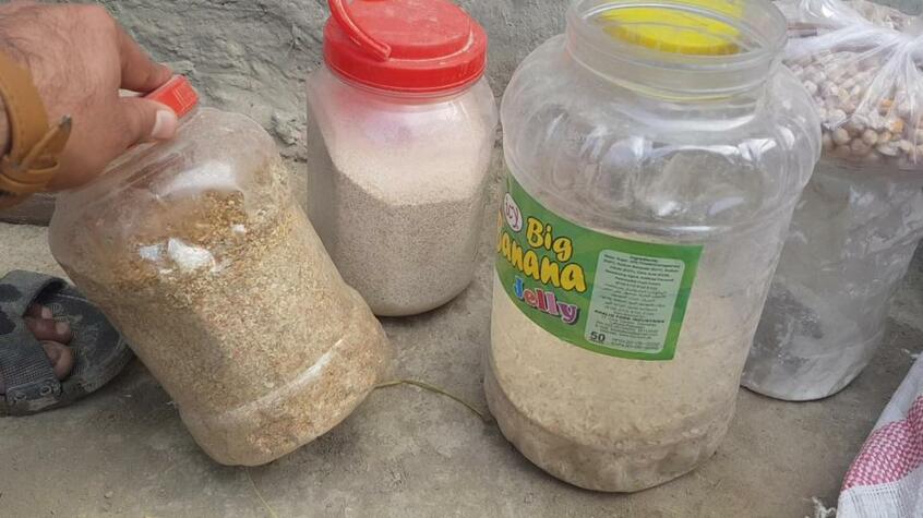 13人が暮らす家族の備蓄食料はわずかだ。写真左から水と油を加えてスープにするための乾燥トマト、ひきわり小麦、米、塩(写真提供/ジェン)