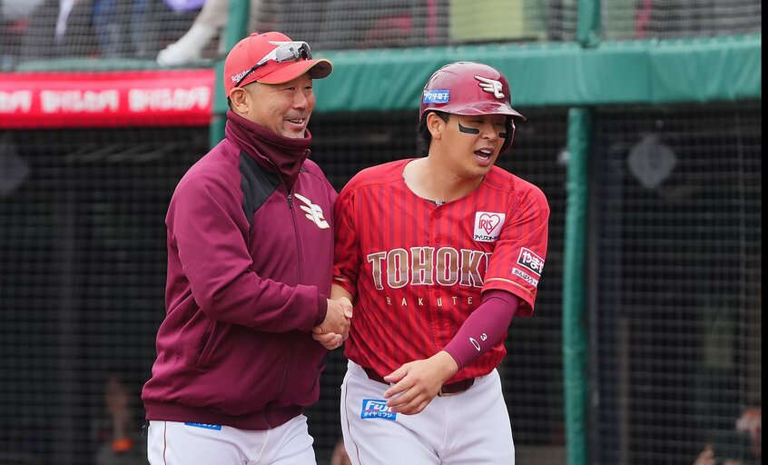去就が注目される三木監督(左)と登録抹消された浅村(日刊スポーツ)