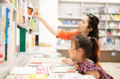 子どもの読書、進む二極化 筑波大附属小国語教諭が「学年別」の選び方をアドバイス | AERA with Kids＋