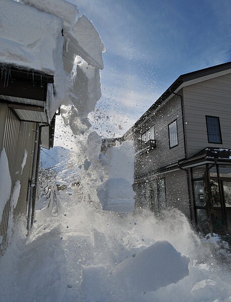 勢いよく落ちる屋根の雪。この巨大な塊が頭上に落ちてきたら…