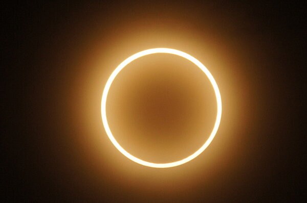 こちらの画像は、2012の金環日食。日本中が奇跡の天体ショーに大いに盛り上がりました