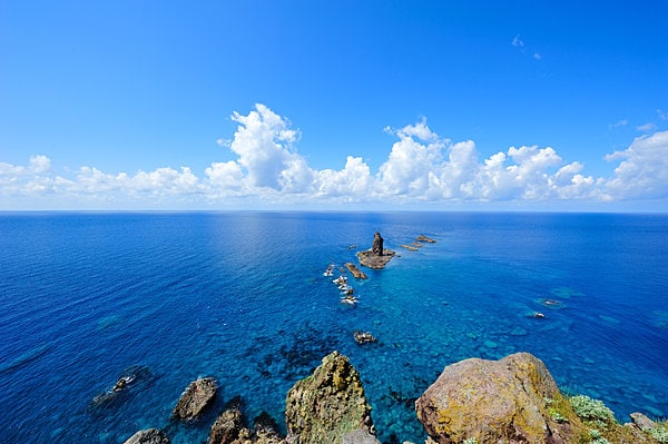 神威（かむい）岬から日本海を臨む。ああ、青い海…。