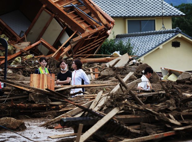 土砂災害で押し流され、倒壊した家屋。現場では、消防や警察による救助活動が続いていた／８月２１日、広島市安佐南区八木（撮影／写真部・松永卓也）
<br />