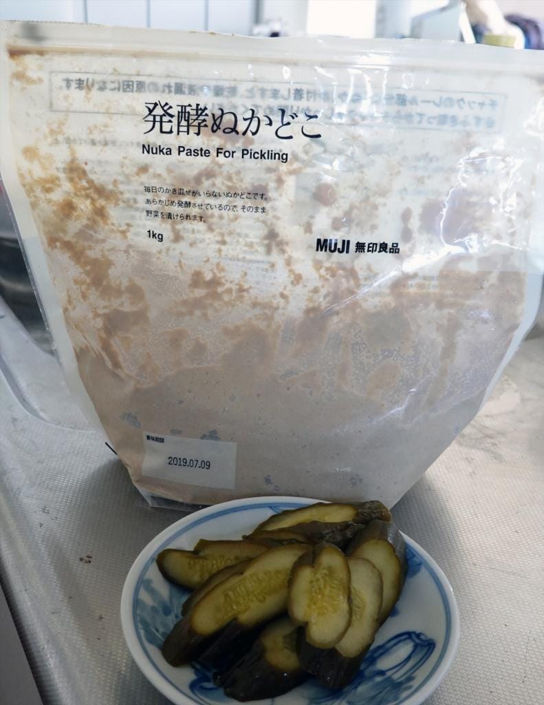 本文中の50代男性が2週間以上ほったらかしにしていたキュウリの古漬けに無印良品の発酵ぬかどこ (撮影/堀井正明)
