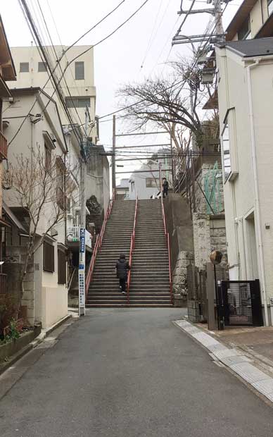 新宿区須賀町の中心部、須賀神社に続く大階段は「君の名は。」で一躍有名に（撮影／編集部・福井洋平）