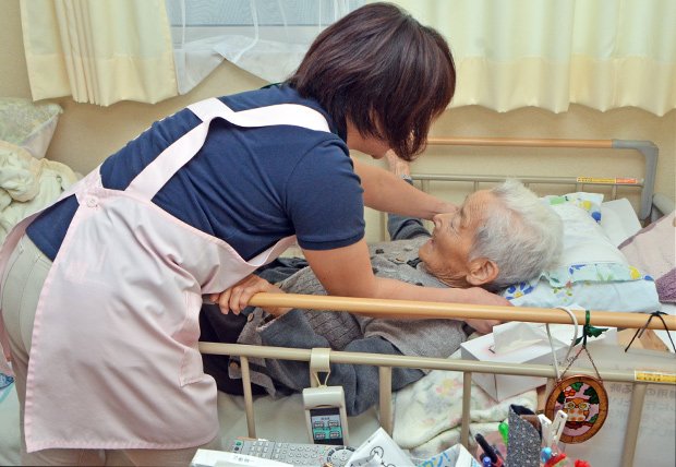 いつか必要になるかもしれない介護への備えは十分？（※写真はイメージ）（ｃ）朝日新聞社
