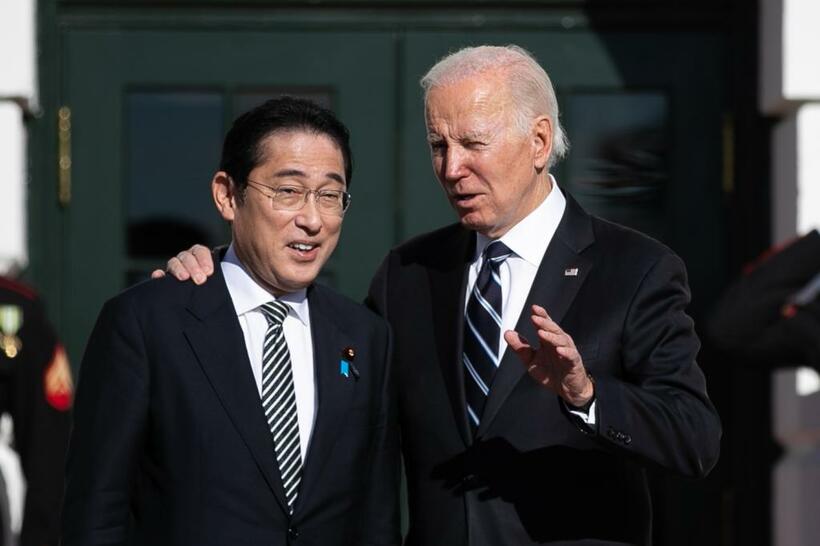 ホワイトハウスでバイデン米大統領に迎えられた岸田首相。肩に手を置かれご満悦!?