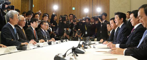 昨年１２月の「政労使会議」。安倍晋三首相は榊原定征・経団連会長、古賀伸明・連合会長らに「賃上げに向けた最大限の努力」を約束させた／首相官邸　（ｃ）朝日新聞社　＠＠写禁
<br />