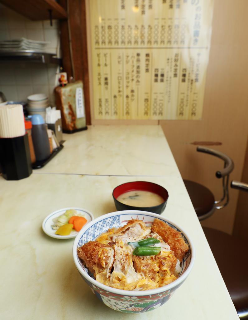 あけぼの／カウンター１１席のお客がオール「かつ丼」ということもめずらしくない人気メニュー。煮干しのだしで作った味噌汁と、ぬか漬け付きで１０００円（税込み）（撮影／写真部・加藤夏子）