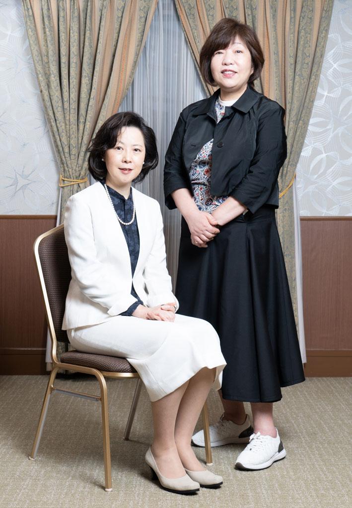 石井妙子さん（左）と林真理子さん　（撮影／小山幸佑）