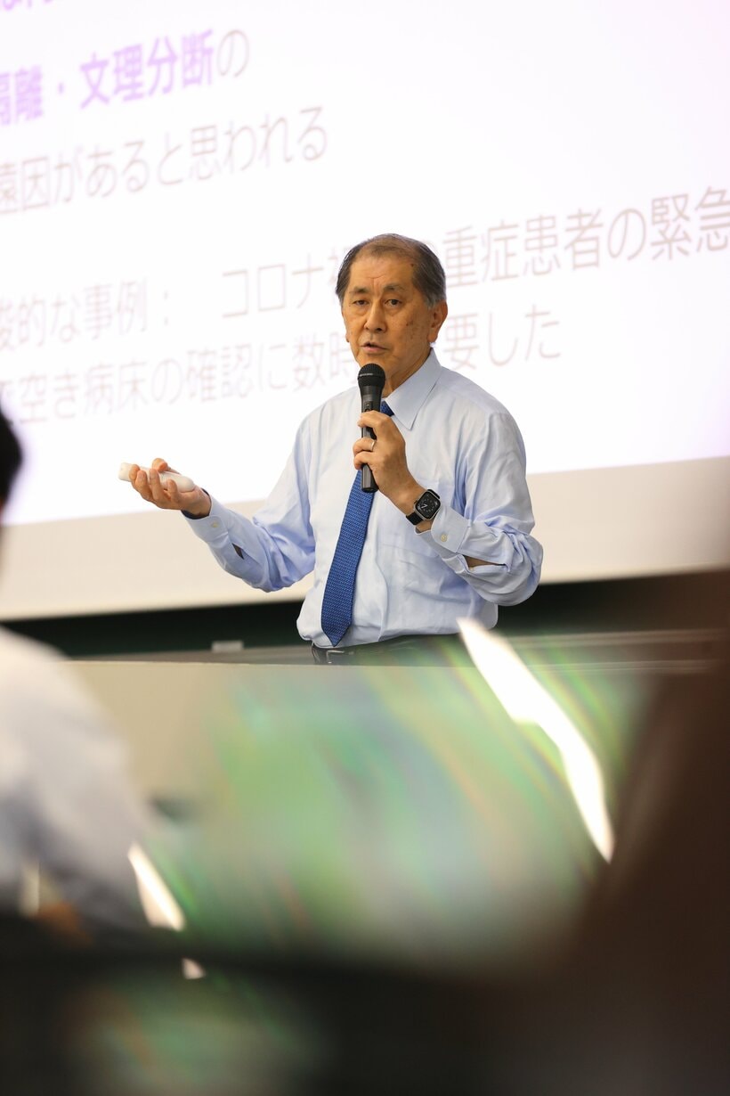 全学開放の科目「早稲田を知る」で、大隈重信が掲げた建学の精神を語る。「大隈の言葉を何度も繰り返すうちに、田中総長自身の言葉のように聞こえるようになりました」（総長室長の松尾亜弓）　（写真／松永卓也）
