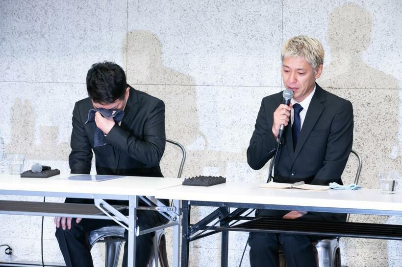 20日に行われた謝罪会見で涙をぬぐう宮迫博之（左）と田村亮（撮影／今村拓馬）