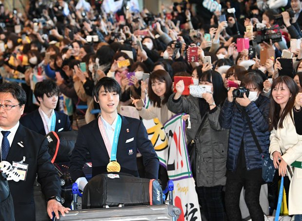 多くの人々が待ち受けた２月２６日の成田空港。姿を見せた羽生結弦は、笑顔だった（写真：ＪＭＰＡ）